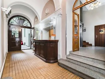 Queen Bee Old Town *